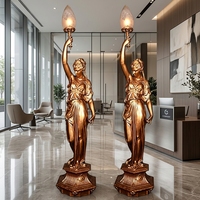 Lampe torche en bronze représentant une silhouette féminine exquise - Centre de table luxueux et fonctionnel avec piédestal orné, sculpture de jardin en bronze