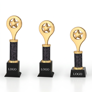 Trophée étoile avec sommet plaqué or et base noire, modèle 638 A B C, pour sports et jeux, avec base en bois noir - Product Image 1