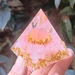 Pyramide en cristal de quartz rose œil de chat rose, ornement de bureau en résine époxy, décoration d'intérieur, cadeau artistique - Product Image 3