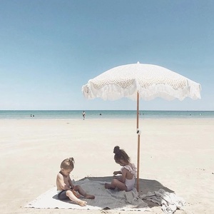 Sombrilla Manual Moderna para Exteriores con Eje Giratorio de 180 cm de Diámetro, Diseño de Columna Central para Patio y <span class=keywords><strong>Playa</strong></span> - Product Image 1