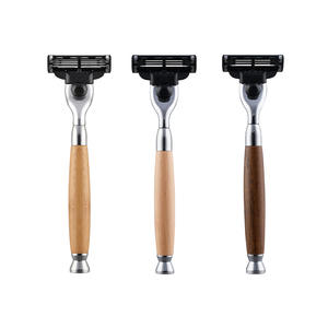 Rasoir manuel élégant à trois lames, manche en bois massif, outil de rasage pour hommes, rasoir pour une coupe de barbe soignée - Product Image 1