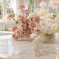 Centerpiece bunga pernikahan warna biru dusty dan oranye terang, terbuat dari sutra hydrangea dan mawar dengan dudukan logam emas untuk dekorasi lorong rumput.