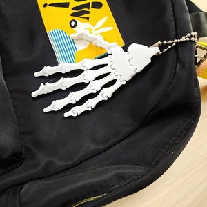 3D PRINT JOY Portachiavi a forma di mano scheletrica in plastica stampata in 3D, impermeabile, ciondolo di Halloween, charm per borsa, regalo da uomo, accessorio per auto a forma di mano di teschio - Product Image 2