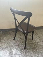 Chaise de banquet empilable de haute qualité en résine marron foncé pour événements de mariage, location de chaises à dossier croisé pour mariage