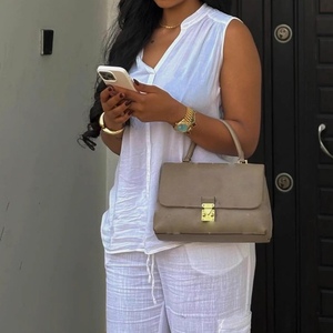 เสื้อแขนกุดคอวีสีพื้นสำหรับผู้หญิงและกางเกงลำลองเอวสูง ชุดแฟชั่นแอฟริกัน 2 ชิ้น - Product Image 5