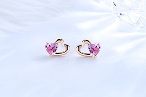 Célèbre <span class=keywords><strong>or</strong></span> laminé 18 carats vente en gros de bijoux <span class=keywords><strong>Piercing</strong></span> en forme de coeur Huggies boucles d'oreilles zircon cubique pour les femmes - Product Image 6