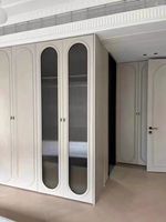 Armoire murale intégrée multifonctionnelle crème minimaliste avec miroir pour le rangement du café et des vêtements