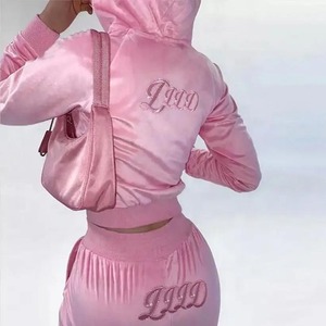 <span class=keywords><strong>Conjunto</strong></span> Deportivo Personalizado de Dos Piezas de Terciopelo para Mujer con Sudadera Corta con Cremallera y Capucha y Pantalones Jogger con Logotipo Bordado - Product Image 3