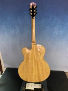 <span class=keywords><strong>Guitare</strong></span> électrique jazz artisanale Yunzhi <span class=keywords><strong>Luthier</strong></span> 17 pouces, corps creux en érable flammé, table arquée en épicéa, dos et côtés en ébène, manche en ébène, finition naturelle - Product Image 3