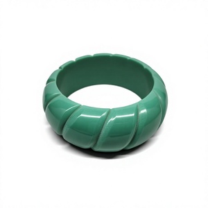 Nouveau bracelet en résine sculptée de style vintage, design élégant en forme de fleur, de haute qualité, idéal pour la création de bagues de mariage pour femme - Product Image 2
