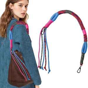 Sangle d'épaule en paracorde personnalisée faite <span class=keywords><strong>à</strong></span> la main, porte-<span class=keywords><strong>sac</strong></span> de créateur et accessoire pour <span class=keywords><strong>sac</strong></span> <span class=keywords><strong>à</strong></span> <span class=keywords><strong>dos</strong></span> - Product Image 1