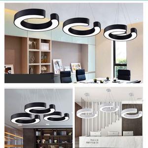 Lámpara Colgante Moderna Negra con Pantalla Acrílica en Forma de C - Product Image 3