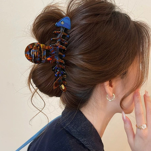 Épingles à cheveux populaires au design de niche, luxe léger, forme d'arête de poisson, style tempérament, bijoux tendance pour femmes, vente en gros - Product Image 2