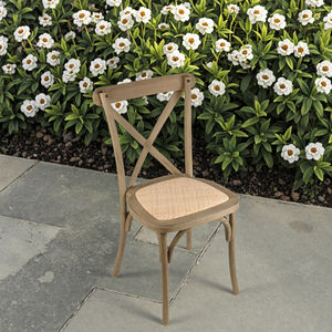 Chaise industrielle classique en chêne croisé en résine robuste et élégante pour les cérémonies de fêtes de fin repas - Product Image 1