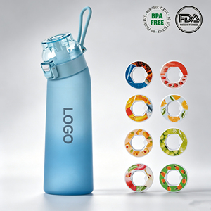 Bouteille d'eau Tritan dégradée en gros 700 ml avec sangle de transport portable, bouteilles de sport avec anneau parfumé, logo et couleur personnalisés - Product Image 1