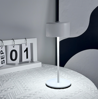 Lampe de table moderne DC 5v LED avec corps en ABS et abat-jour en métal lumière de salle de lecture à la mode à piles CCT 3 couleurs