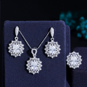 Set di Gioielli alla Moda Europeo-Americano, Collana, Orecchini e Anello Placcati Argento con Zirconi, Catena Verde <span class=keywords><strong>Hurrem</strong></span> Sultan - Product Image 3
