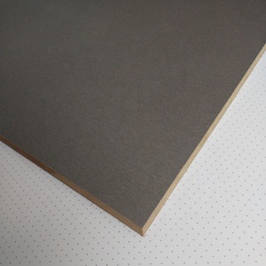 <span class=keywords><strong>Tablero</strong></span> <span class=keywords><strong>de</strong></span> construcción negro brillante/marrón/madera contrachapada <span class=keywords><strong>de</strong></span> encofrado/Precios <span class=keywords><strong>de</strong></span> <span class=keywords><strong>tablero</strong></span> fenólico <span class=keywords><strong>de</strong></span> 18mm - Product Image 2