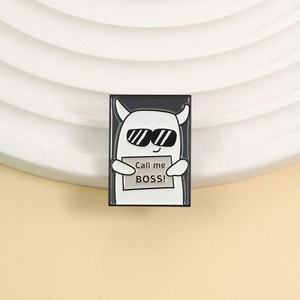 Spille in metallo con design simpatico e minimalista a forma di mostro, con scritta 'CALL ME BOSS', in smalto morbido, nichel nero UV, per decorazione zaino e anniversari - Product Image 4