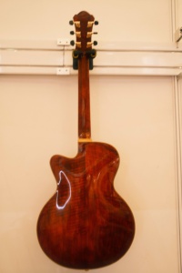 Chitarra Elettrica <span class=keywords><strong>Jazz</strong></span> Yunzhi YZ-19NYL Artigianale da 15 Pollici a 6 Corde, Corpo Scavato in Acero Fiammato, Top in Abete Anticato, Tastiera in Ebano Marrone - Product Image 4