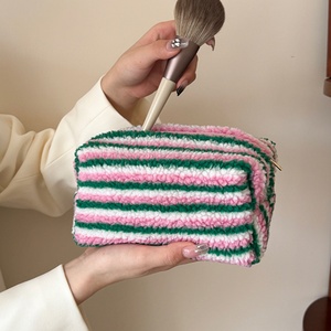 กระเป๋าแต่งหน้า lambswool ลายขวางป้ายนุ่มสำหรับฤดูหนาวกระเป๋าเครื่องสำอาง8นิ้ว - Product Image 2