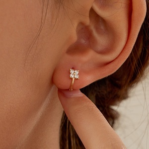Pendientes de Plata de Ley 925 SPJ Trendy, <span class=keywords><strong>Mini</strong></span> Pendientes de Aro con Forma de Trébol de Cuatro Hojas, Joyería Pequeña para Perforaciones de Cartílago - Product Image 4