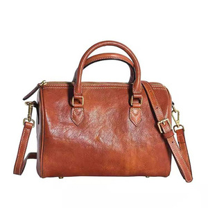 Sac à main Boston en cuir véritable marron café avec fermeture éclair, poignée souple et deux sangles, sac à bandoulière pour femme - Product Image 5