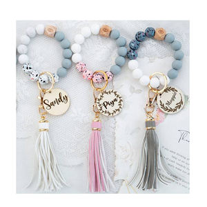 Regalo de dama de honor Manos libres Pulsera redonda de moda Muñequera Nombre personalizado Llavero de pulsera con cuentas de silicona - Product Image 1