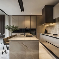 Îlot de cuisine moderne modulaire durable et peu encombrant avec tiroirs à fermeture douce, robinet, évier et construction en contreplaqué pour petits espaces
