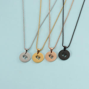 Collar con colgante <span class=keywords><strong>de</strong></span> pie <span class=keywords><strong>de</strong></span> bebé <span class=keywords><strong>de</strong></span> acero inoxidable superventas transfronterizo, regalo del Día <span class=keywords><strong>de</strong></span> la madre para mamá recién nacida, <span class=keywords><strong>cadena</strong></span> <span class=keywords><strong>de</strong></span> cuentas <span class=keywords><strong>de</strong></span> Palma <span class=keywords><strong>de</strong></span> pie hueco - Product Image 2