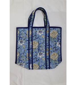 Sac imprimé à la main avec une esthétique d'impression traditionnelle, forme équilibrée, manipulation facile et utilité durable - Product Image 2