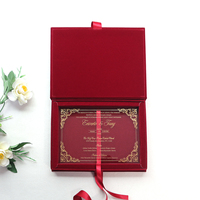 Invitation de mariage artisanale en velours rouge bordeaux haut de gamme avec dorure à chaud et impression acrylique transparente