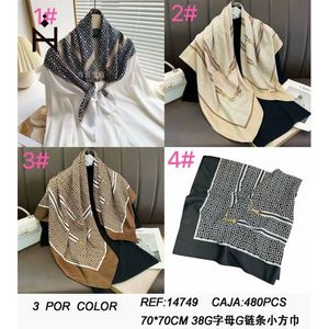 Foulard Quadrato con Motivo a Catena G 70x70cm, Accessorio Moda Leggero per Donne - Product Image 2