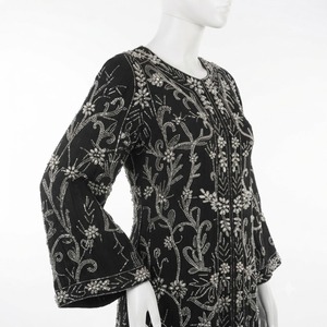 Robe kaftan noire et argentée pour femme, avec détails brodés faits main, silhouette fluide et élégante - Product Image 2