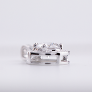 Ciondolo a grappolo circolare singolo in oro bianco 14 carati con diamante sintetico coltivato in laboratorio da 0,5 carati e alone di diamanti - Product Image 4