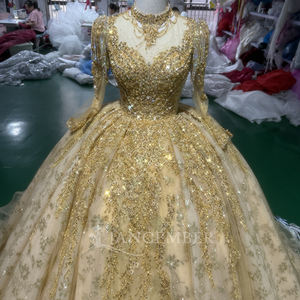 Vestido de Quinceañera Moderno Dorado con Mangas Largas, Lentejuelas, Cuentas y Encaje, Cola Capilla, Largo hasta el Suelo, para Fiesta de Noche - Product Image 4