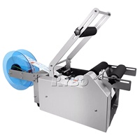 Petite machine d'étiquetage adhésif semi-automatique de bureau pour bouteilles d'eau rondes en plastique PET, canettes et bocaux