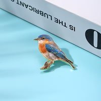 Broche de esmalte realista de pájaro azul en rama, broche de pájaro silvestre