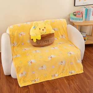 <span class=keywords><strong>Set</strong></span> 2-in-1 Ecologico di Coperta e Cuscino Morbido a Forma di Orsetto Fragola per Uso in Tutte le Stagioni - Product Image 3