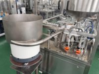 Bouteille d'huile essentielle de parfum automatique, bâton de déodorant en rouleau sur machine de remplissage