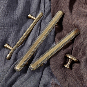 Armadietto da cucina in ottone massiccio con manico in bronzo antico europeo - Product Image 6