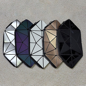 Bolsa de Cosméticos Plegable Portátil de PU Estilo Coreano, con Asa Suave, Cierre de Cremallera, Diseño Geométrico Tridimensional - Product Image 4