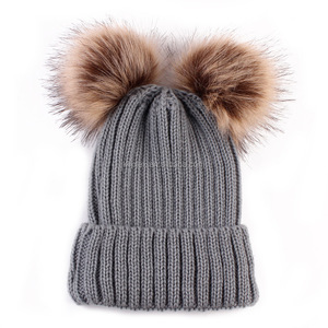 Tuque de bonnet d'hiver tricoté <span class=keywords><strong>en</strong></span> acrylique chaud de haute qualité avec <span class=keywords><strong>fausse</strong></span> <span class=keywords><strong>fourrure</strong></span> deux pompons - Product Image 2