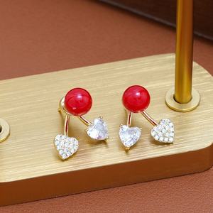 Boucles d'oreilles tendance pour femmes en forme de cœur rouge en zircon, clous d'oreille avant et arrière avec design personnalisé, bijoux en perles doux et mignons - Product Image 5