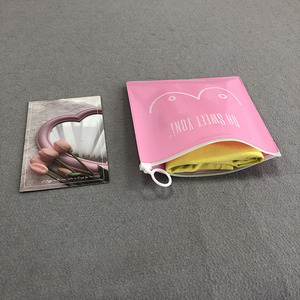 Bolsa Cuadrada Transparente de PVC Rosa Suave Personalizada para Empaque de Lápiz Labial y Bálsamo Labial con Cierre de Tirador Blanco OEM - Product Image 6