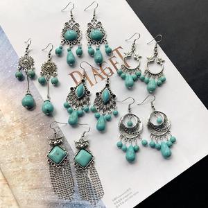 Boucles d'oreilles rétro turquoise avec des accents pendantes en forme de goutte - Product Image 1