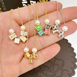 卸売カスタムメイドエナメルレターチャームワードパールビーズ鎖骨チェーンネックレスペンダントネックレス女性用ホリデーギフト - Product Image 3