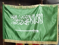 Drapeaux de sol en satin personnalisables haut de gamme pour événements d'entreprise et cérémonies gouvernementales – Anti-plis, durables et écologiques