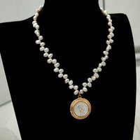 Collier pendentif pièce de monnaie vintage avec chaîne de perles baroques pour femme – Fourniture de bijoux en gros
