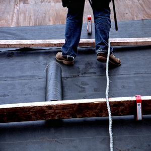 Sous-couche de <span class=keywords><strong>toiture</strong></span> hybride utilisant l'<span class=keywords><strong>étanchéité</strong></span> bitumineuse et la résistance synthétique pour une protection supérieure sur les pentes raides. - Product Image 5